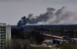 Pożar na Osobowicach. Z daleka widać czarny dym