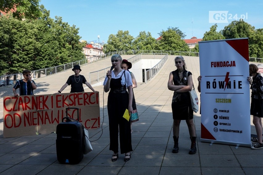 Protest na placu Solidarności w Szczecinie przeciw...