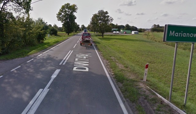 Przy drodze wojewódzkiej numer 740 w Marianowicach w gminie Zakrzew nie ma chodnika, ani ścieżki rowerowej.