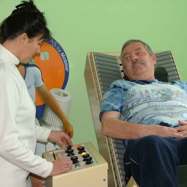 Pacjent na fotelu do masażu w iwonickim uzdrowisku.