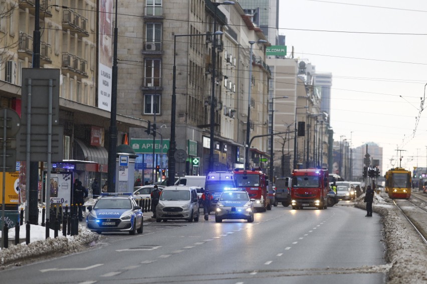 Warszawa: Akcja policji i straży pożarnej w centrum. Zamknięto odcinek Alei Jerozolimskich. Powodem porzucony kanister z nieznaną substancją