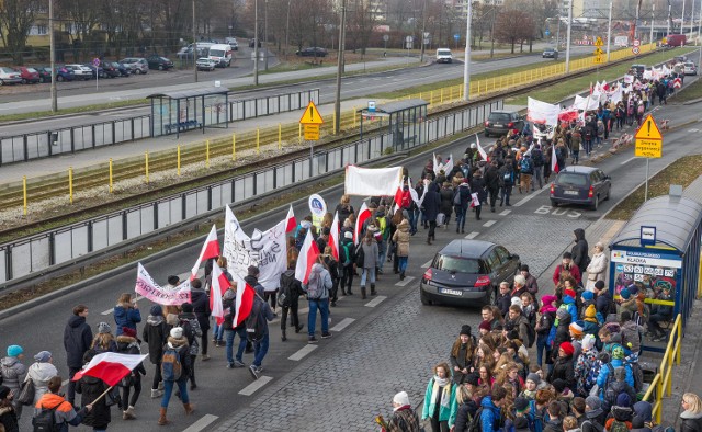 Uczniowie przeszli do Cmentarza Bohaterów Bydgoszczy