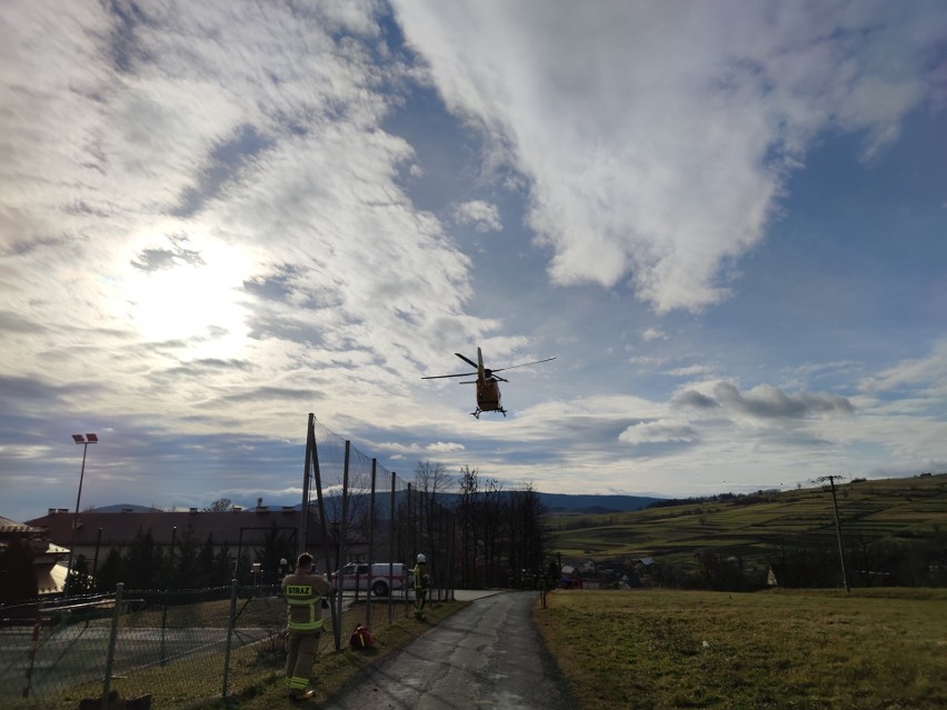 Siołkowa. Wypadek na przerwie w szkole podstawowej. Po rannego ucznia przyleciał helikopter [ZDJĘCIA]