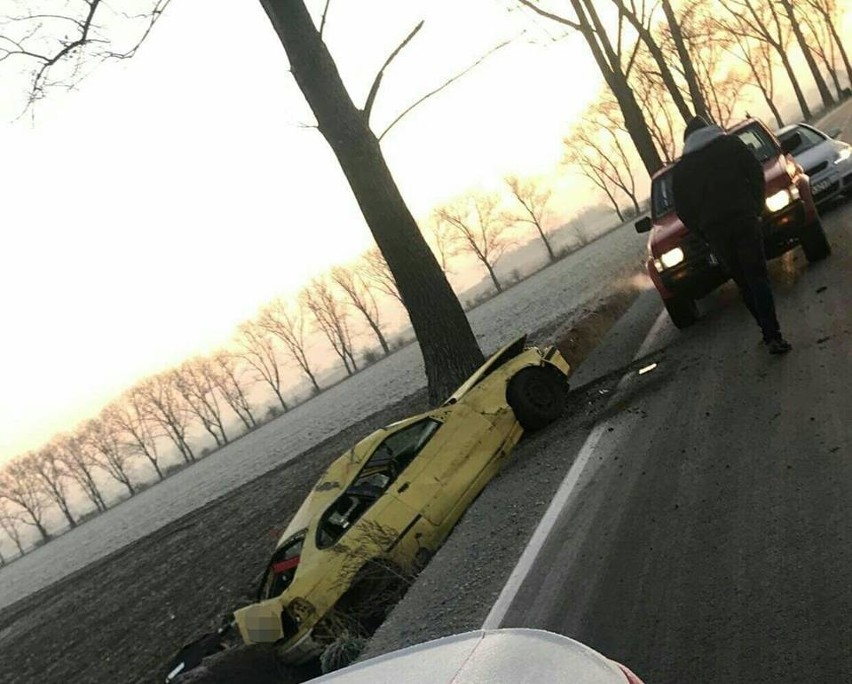 Wypadek pod Strzelinem. Samochód dachował na łuku drogi (ZDJĘCIA)