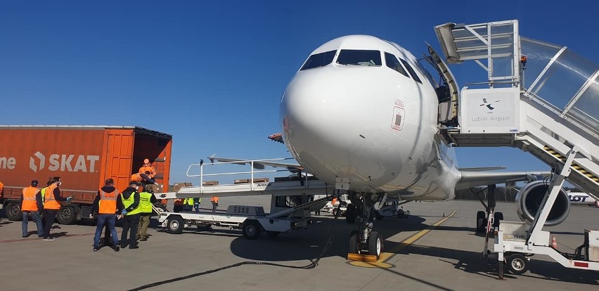 W Świdniku na lotnisku wylądował duży transport maseczek z Chin