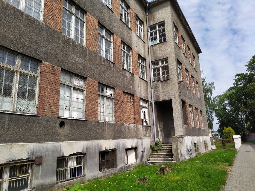 Stary szpital straszy w centrum Lublińca. Mieszkańcy...