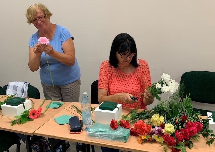 Seniorki z Makowca w gminie Skaryszew potrafią przygotować piękne wiązanki kwiatów