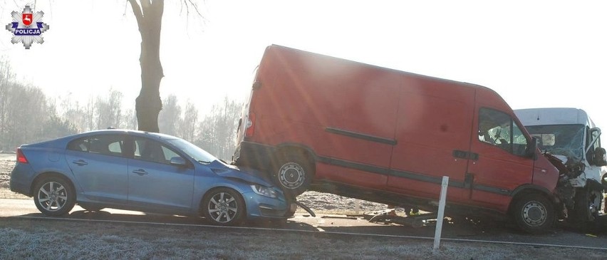 Czołowe zderzenie busów w Bezwoli. Przyczyna wypadku było nieprawidłowe wyprzedzanie (ZDJĘCIA)                      