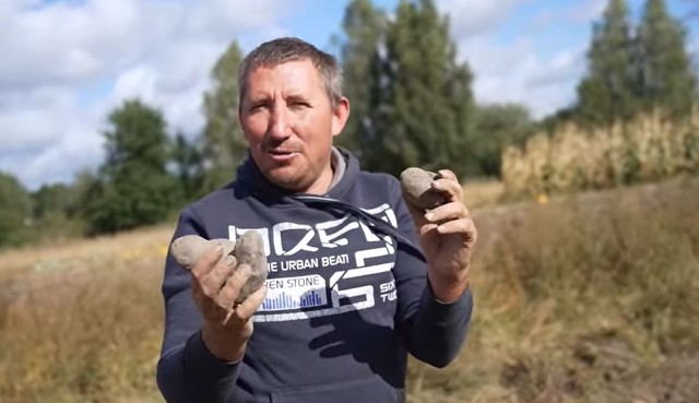 Andrzej z Plutycz pokazuje, jakie ziemniaki urosły w jego gospodarstwie