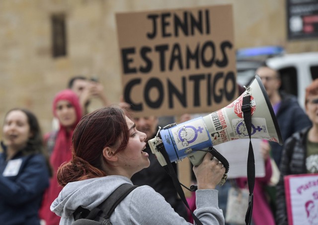 Demonstracje, które odbyły się w Hiszpanii miały jeden wydźwięk - Jenni jesteśmy z Tobą