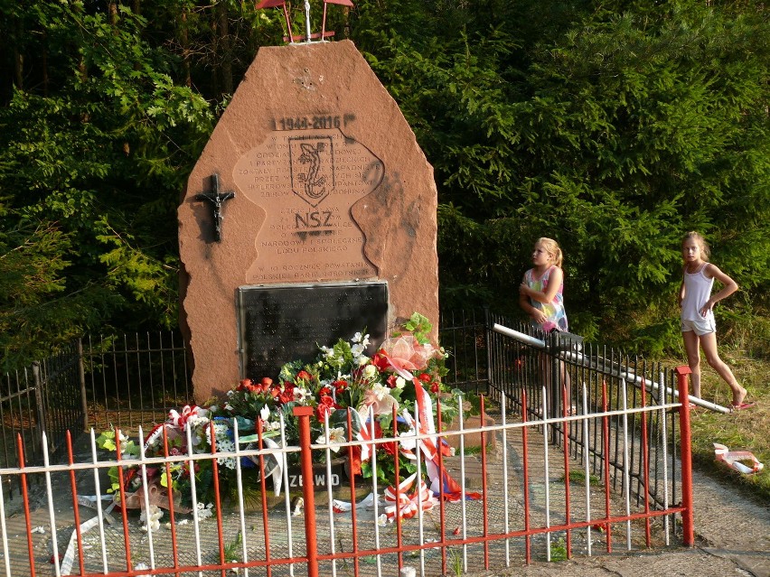 Zniszczony kontrowersyjny pomnik w Rząbcu