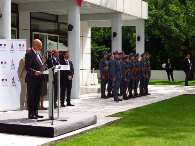 Pierre Lévy, ambasarod Francji w Polsce, podczas obchodów Dnia Bastylii. Z tyłu - radomscy licealiści w błękitnych mundurach.