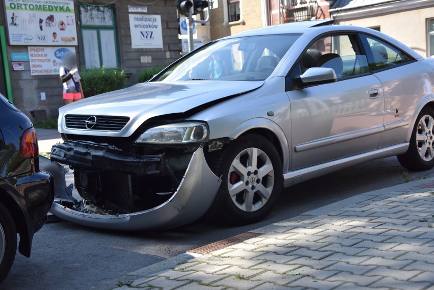 Wypadek w Tarnowie. Zderzenie opla z volkswagenem na skrzyżowaniu ul. Nowy Świat z aleją Solidarności [ZDJĘCIA]