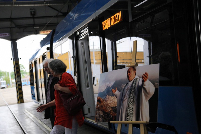 Nadanie jednemu z tramwajów wrocławskiego MPK imienia ks....