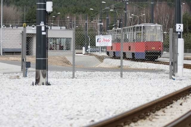 Zajezdnia na Łoskoniu jest dużo mniejsza i gorzej wyposażona od tej przy ulicy Toruńskiej. Dlatego stoją na niej głównie stare konstale