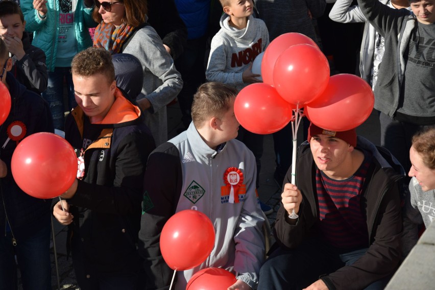 W Gorlicach jest dzisiaj biało-czerwono. Na płycie rynku powstała żywa flaga. Przyszły setki uczniów z biało-czerwonymi balonikami