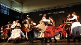 Zespół Regionalny Nawojowiacy śpiewa i tańczy od 25 lat. Członkowie otrzymali Jabłka od starosty [ZDJĘCIA] 