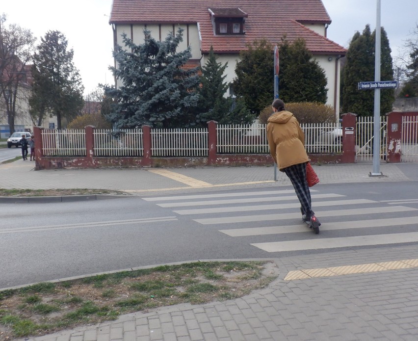 Taka jazda jest zabroniona! Ta pani powinna przeprowadzić...