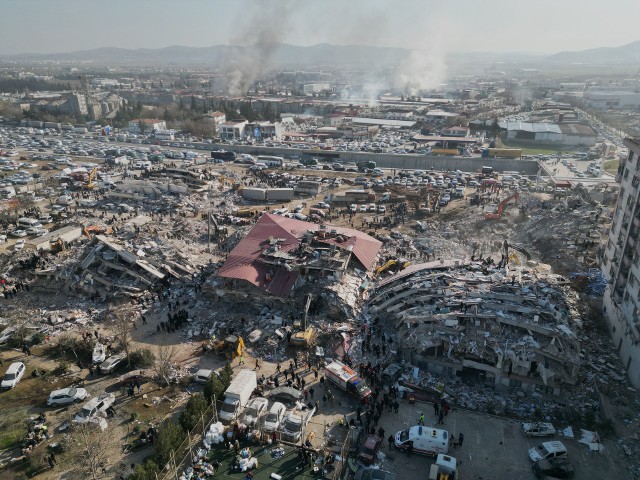 Obecnie za zmarłych uchodzi ponad 20 tys. obywateli Turcji i Syrii. Liczba ta może jeszcze znacznie wzrosnąć