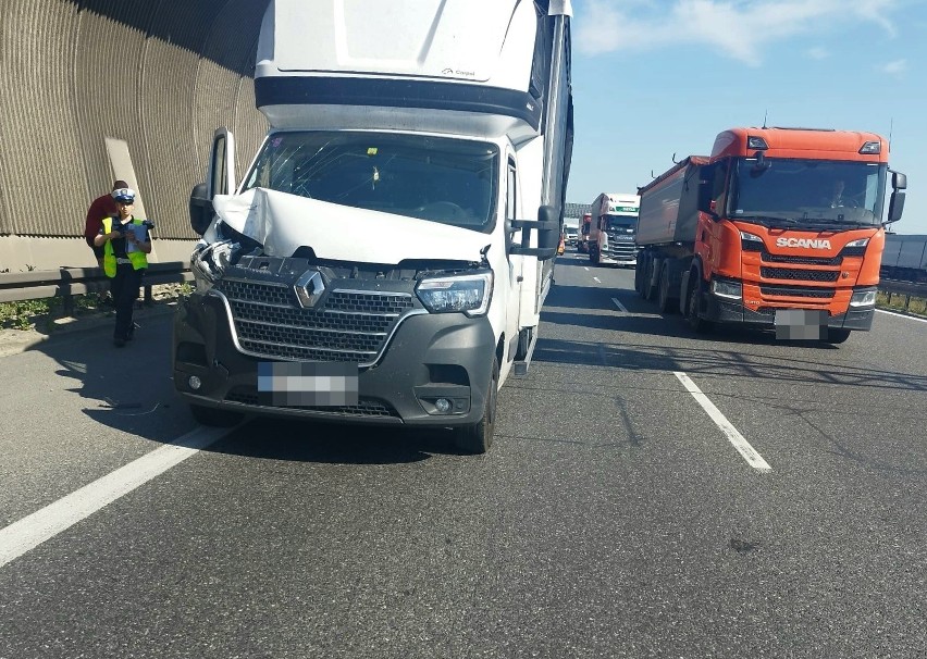 Korek na AOW (A8) po zderzeniu trzech pojazdów. Spore...