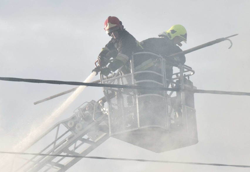 Pożar w Stogach 18.02. W ogniu stanął dach budynku, w którym znajduje się sklep. Ogień zauważyła mieszkanka, na pomoc ruszyli sąsiedzi 