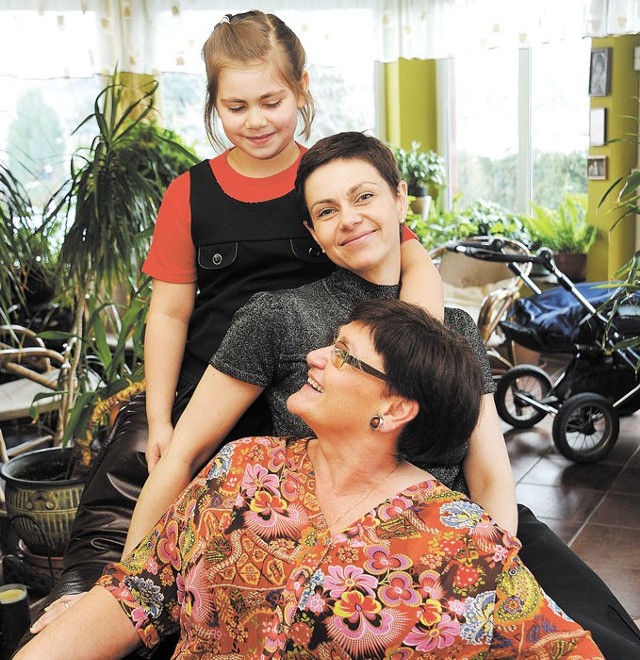 Trzy pokolenia Krystyn w jednej rodzinie. Babcia, Krystyna Pieczyńska (szefowa Centrum Onkologicznego), córka Krystyna Araszkiewicz (specjalistka od projektów unijnych) i wnuczka Krysia Araszkiewicz (uczennica I klasy).