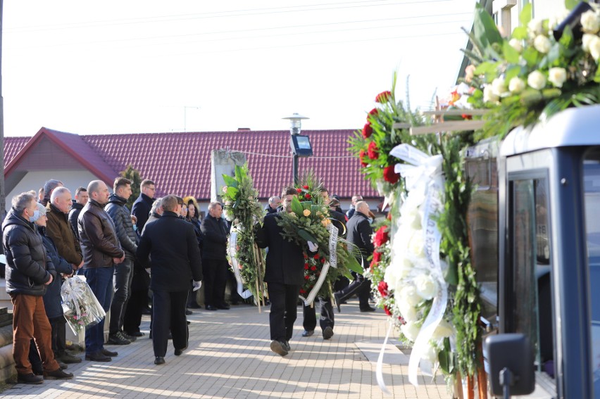 Wiele osób na pogrzebie Waldemara Ceckiego, byłego piłkarza, trenera, dyrektora. Były reprezentacje klubów z Końskich, Stąporkowa