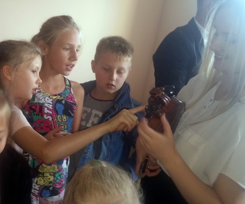 Muzycy z Łomży odwiedzili dzieci z Kultowni w Ostrołęce