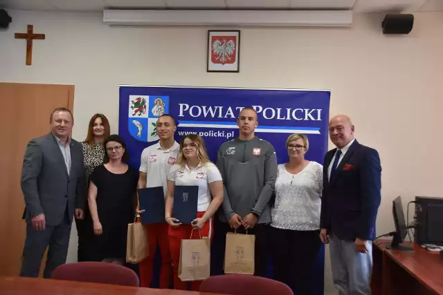 W Starostwie Powiatowym w Policach gościli Oliwia Styczyszyn i Fabiana Staniak, reprezentanci Polski  w Mistrzostwach Europy do lat 15 i do lat 17 w podnoszeniu ciężarów,  a także drugi  trener Szymon Pełka oraz Dorota Styczyszyn, mama Oliwii