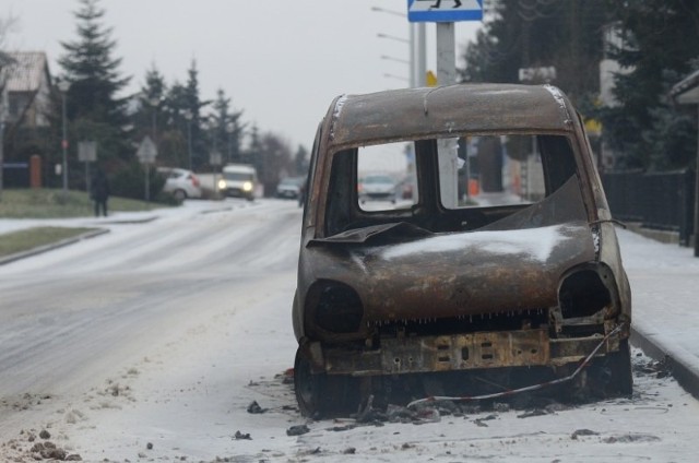 Wrak samochodu, który spłonął w grudniu wciąż stoi przy Sarmackiej