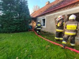 Pożar pustostanu w powiecie krotoszyńskim. Na miejscu działało kilka zastępów straży pożarnej [ZDJĘCIA]