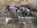 Sterty ubrań porzucone w gminie Mirzec na prywatnych działkach. Jest apel o wzmożoną czujność i zgłaszanie na policję (ZDJĘCIA)