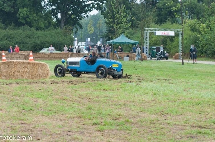 Widowiskowe próby sportowe samochodów zabytkowych na Moto...