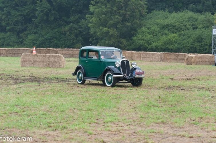 Widowiskowe próby sportowe samochodów zabytkowych na Moto...