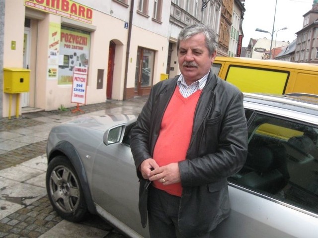 - To nie jest odpowiednie miejsce do parkowania - wskazuje Krzysztof Tobiś. - Ale miasto pobiera opłatę od kierowców.