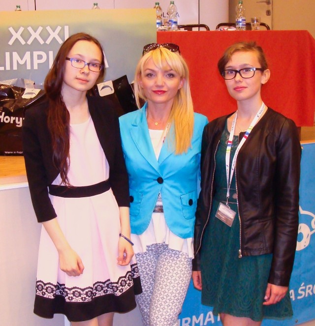 Na fotografii  od lewej:  Maja Siudak, mgr Anna Pędzich-Kuszel  i  Martyna Kuczyńska. Mają powody do dumy!