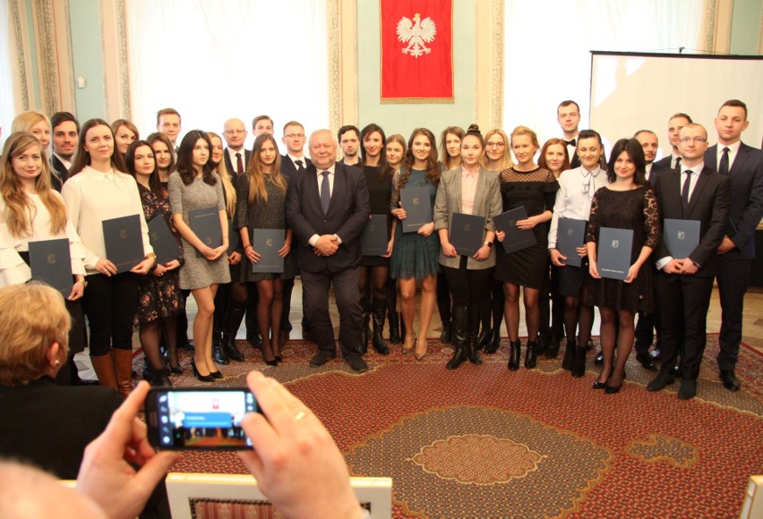 Najlepsi studenci i doktoranci w Lublinie otrzymali miejskie stypendia. O jakich pieniądzach mowa? (ZDJĘCIA)