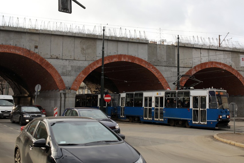 Kraków. Rosną nowe estakady kolejowe w centrum. Mieszkańcy niepokoją się o zabytkowy wiadukt na Grzegórzkach [ZDJĘCIA]