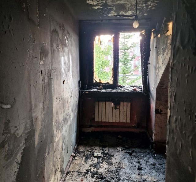 W bloku w Proszowicach wybuchł pożar. Ogień zniszczył mieszkanie wraz z wyposażeniem
