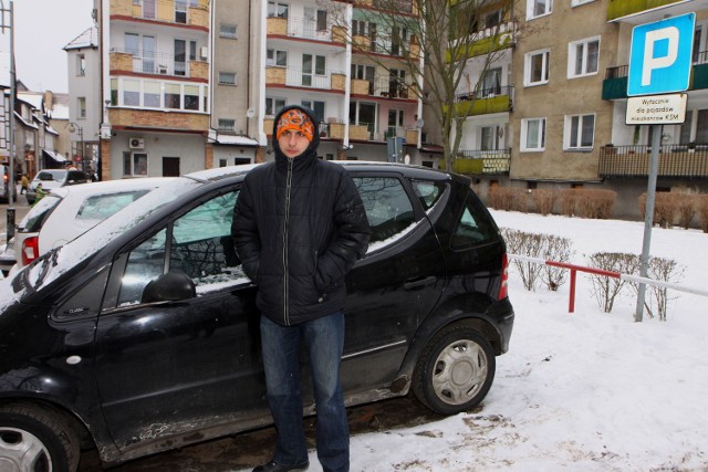 Kamil Graboń jest za niższymi abonamentami. Zwraca jednak uwagę, że wykupienie abonamentu nie gwarantuje mu miejsca pod domem. Podkreśla, że potrzeba więcej parkingów.