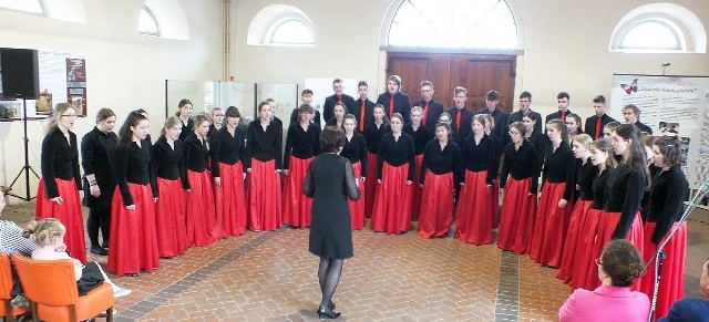 Śpiewa najliczniejszy w konkursie chór "Kantylena" z III Liceum Ogólnokształcącego w Lublinie