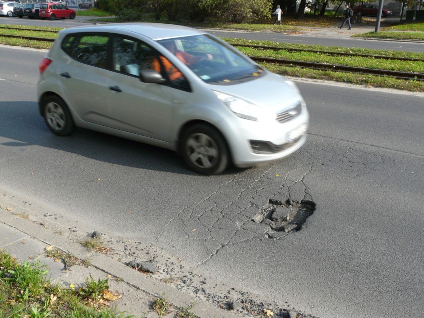 Dziurawe ulice w Łodzi - na razie pojedyncze wyrwy, ale będzie coraz gorzej... Kierowcy się skarżą. ZDJĘCIA