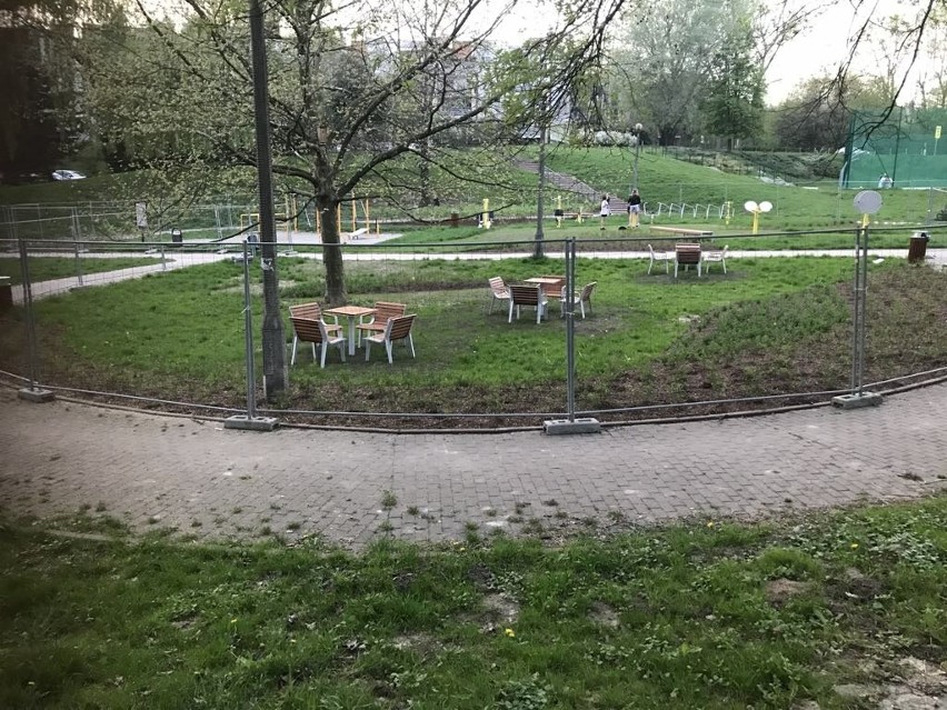 Zrobiło się ciepło, a w parku Zielony Jar nowa siłownia i ławki ze stolikami wciąż są zagrodzone. Mieszkańcy znaleźli na to sposób