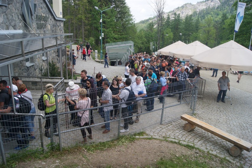 Tłumy turystów czekają na darmowy wyjazd kolejką na Kasprowy Wierch [FOTO]