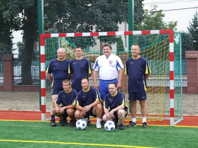 Marszałek Cholewiński (w środku) zagrał w drużynie z nauczycielami, przeciwko uczniom.