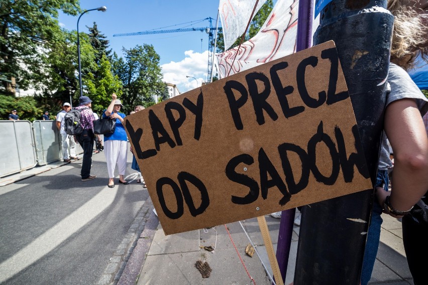 Protest przed Sejmem ws. zmian w sądownictwie [ZDJĘCIA] Demonstracja KOD i Obywateli RP w Warszawie