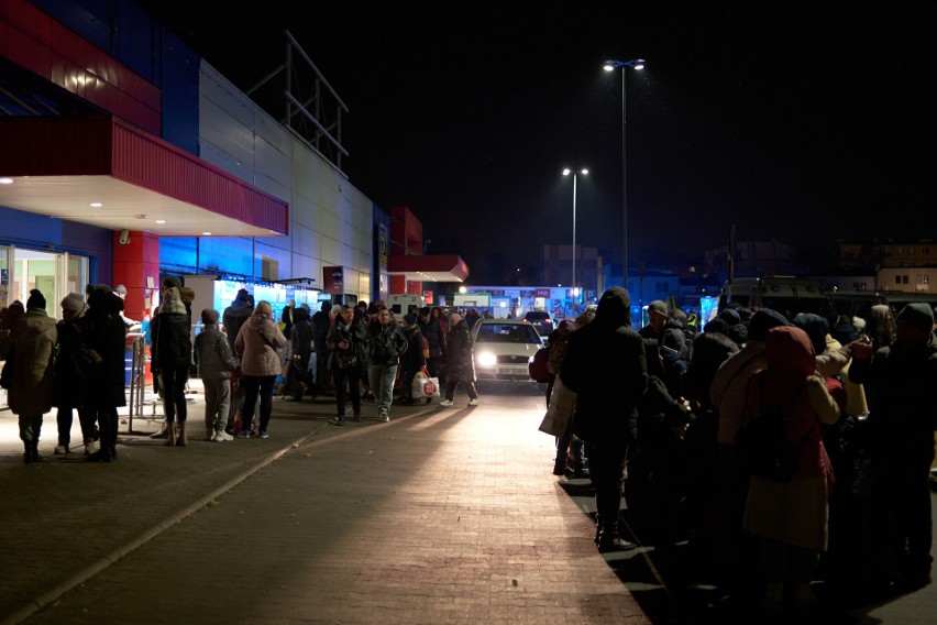 Tesco w Przemyślu wypełnia się łóżkami i materacami dla potrzebujących z Ukrainy.  Znajduje się tu centrum logistyczne dla uchodźców [FOTO]