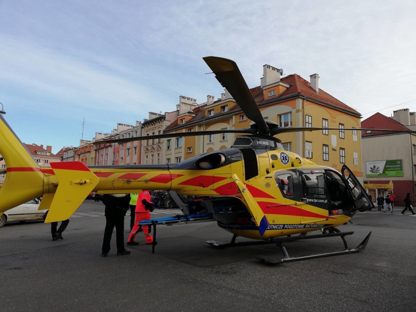 W Rynku w Oławie wylądował śmigłowiec ratunkowy. Chorego do szpitala zabrała jednak... straż pożarna [ZDJĘCIA]