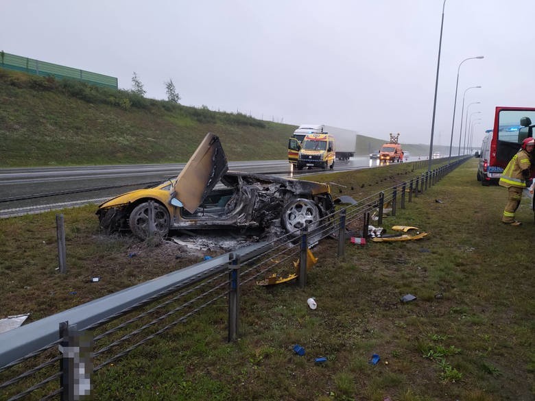 Strażacy z Pucka i Wejherowa udzielili pomocy kierowcy i ugasili płonące na autostradzie A1 Lamborghini. Zdjęcia