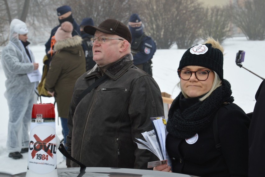 Na proteście przeciwko obostrzeniom Andrzej Szlęzak  i...